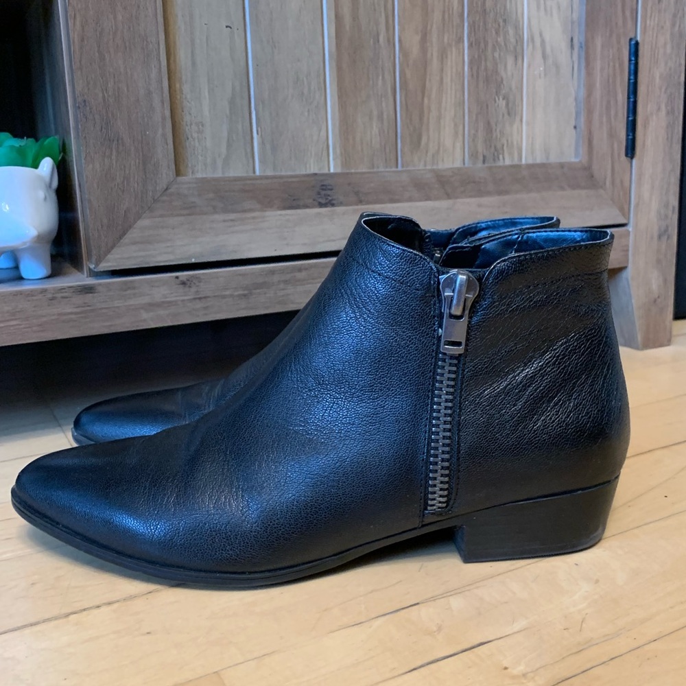 Black Leather Naturalizer Booties - size 8